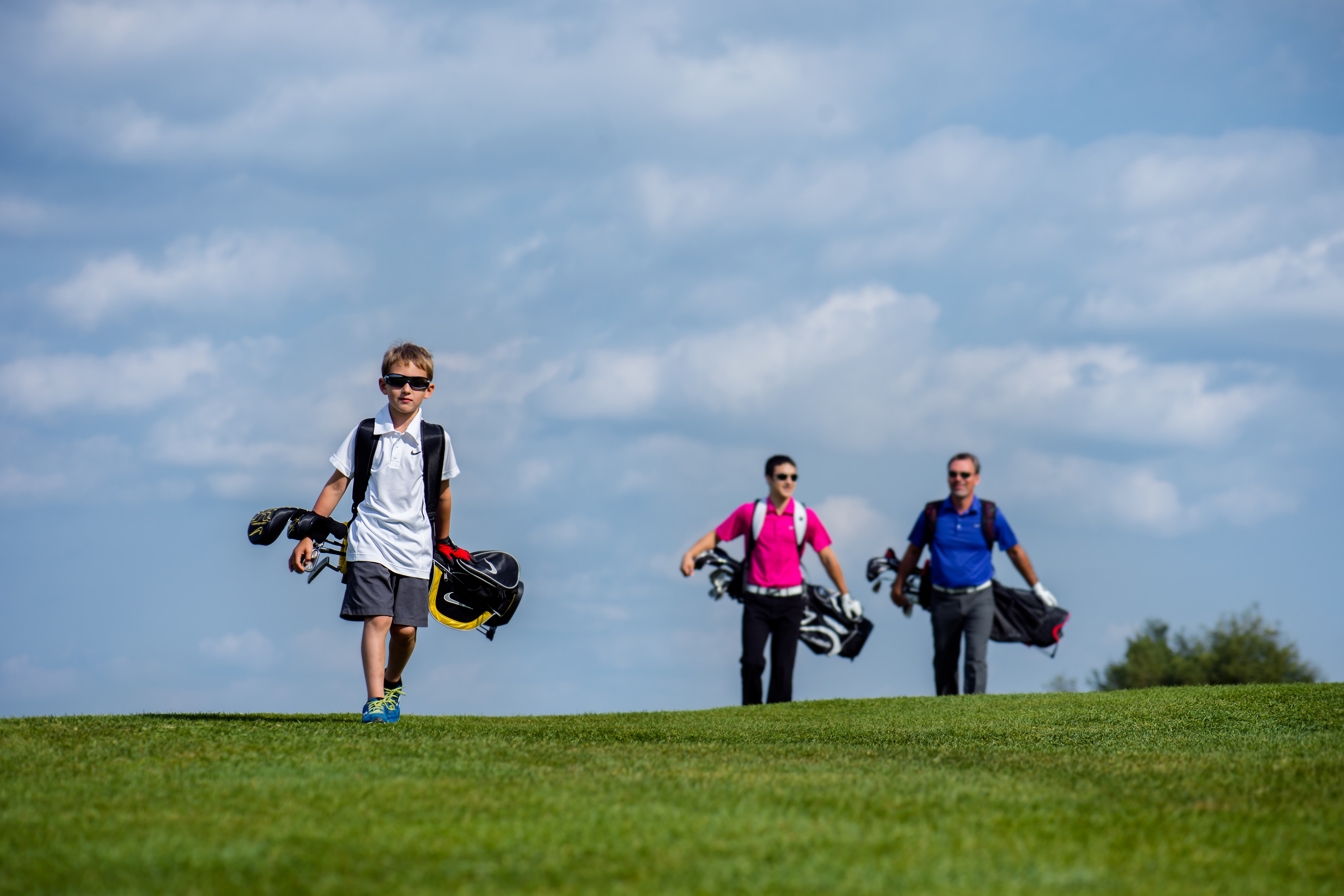 3 Golfeurs Au Loin 2